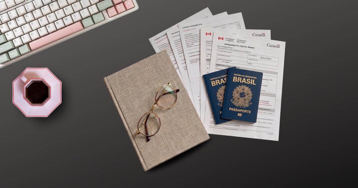 Passaportes brasileiros, documentos de imigração canadense, óculos e caderno sobre mesa — documentos necessários para alugar em Calgary